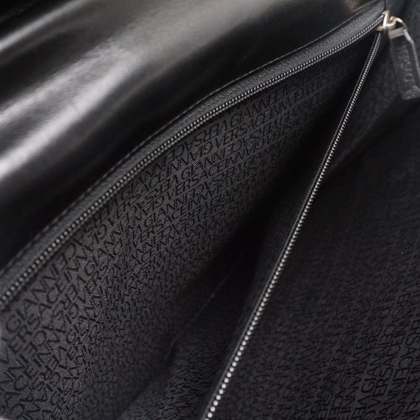 ジャンニ ヴェルサーチ メンズ レザー ビジネス ハンドバッグ ブリーフケース ブラック GIANNI VERSACE B26G444