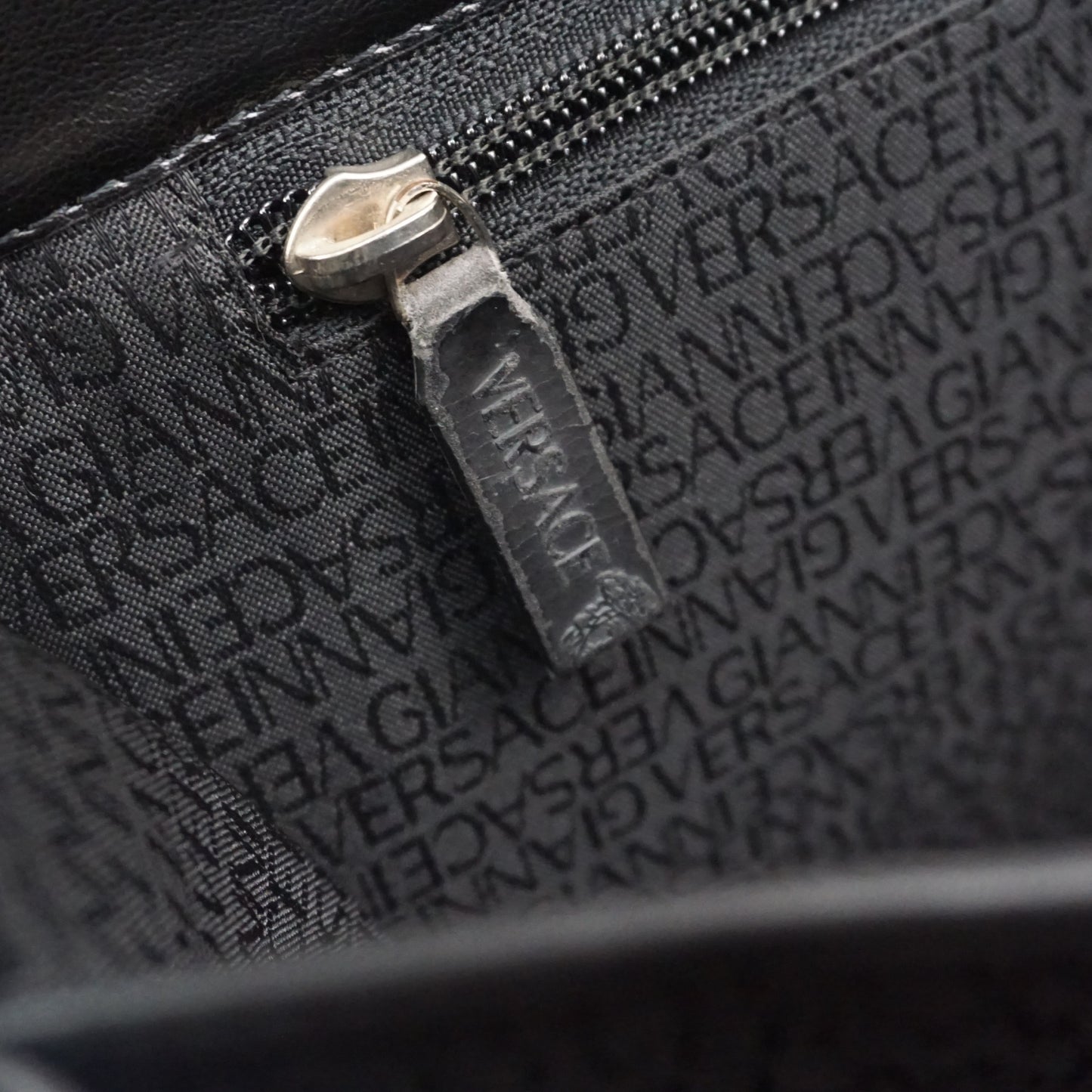 ジャンニ ヴェルサーチ メンズ レザー ビジネス ハンドバッグ ブリーフケース ブラック GIANNI VERSACE B26G444
